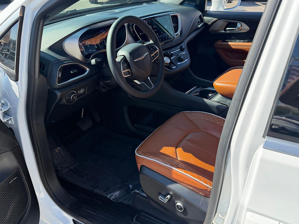 Thumbnail: 2024 Chrysler Pacifica - 10