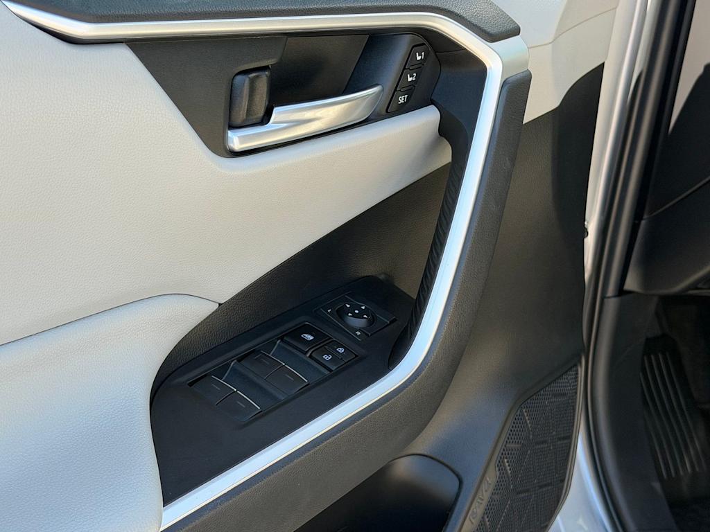 Thumbnail: 2023 Toyota RAV4 - 21