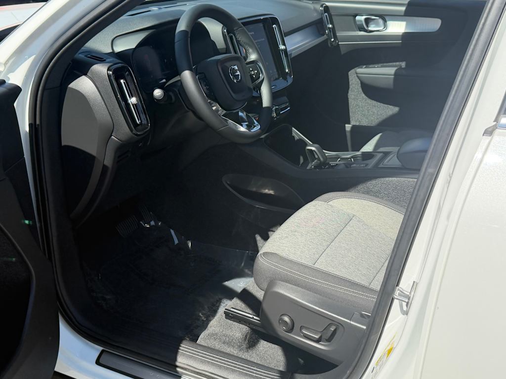 Thumbnail: 2024 Volvo XC40 - 10