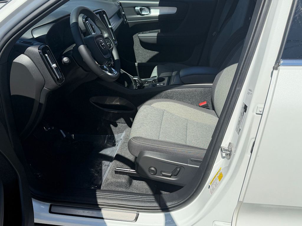 Thumbnail: 2024 Volvo XC40 - 9