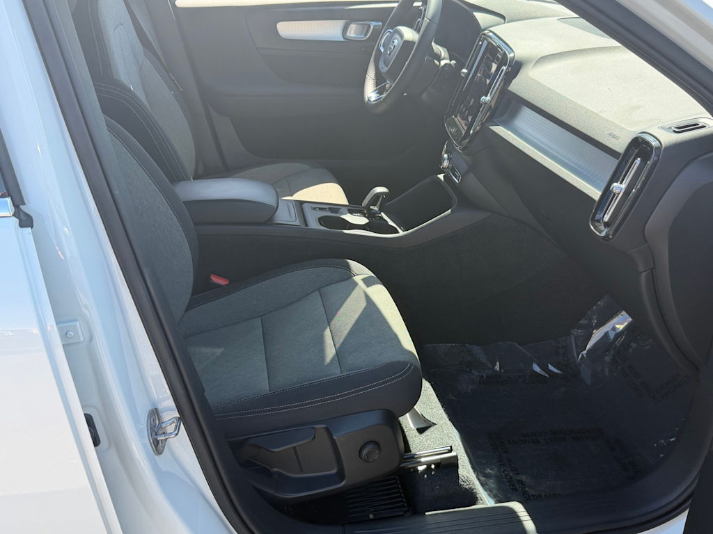 Thumbnail: 2024 Volvo XC40 - 29