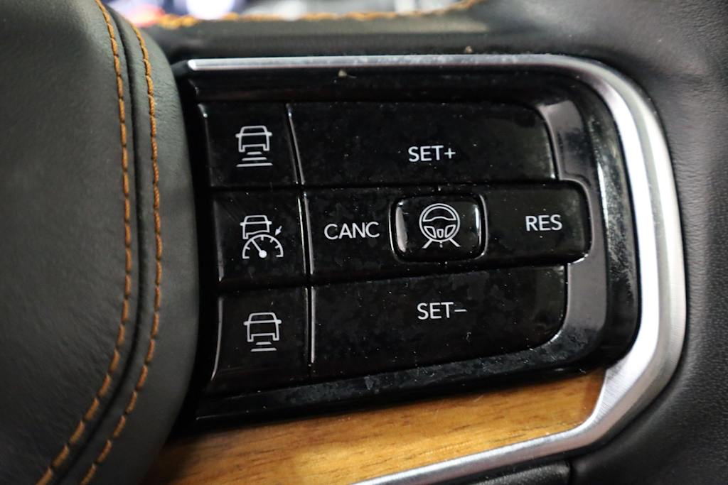 Thumbnail: 2022 Jeep Grand Wagoneer - 32