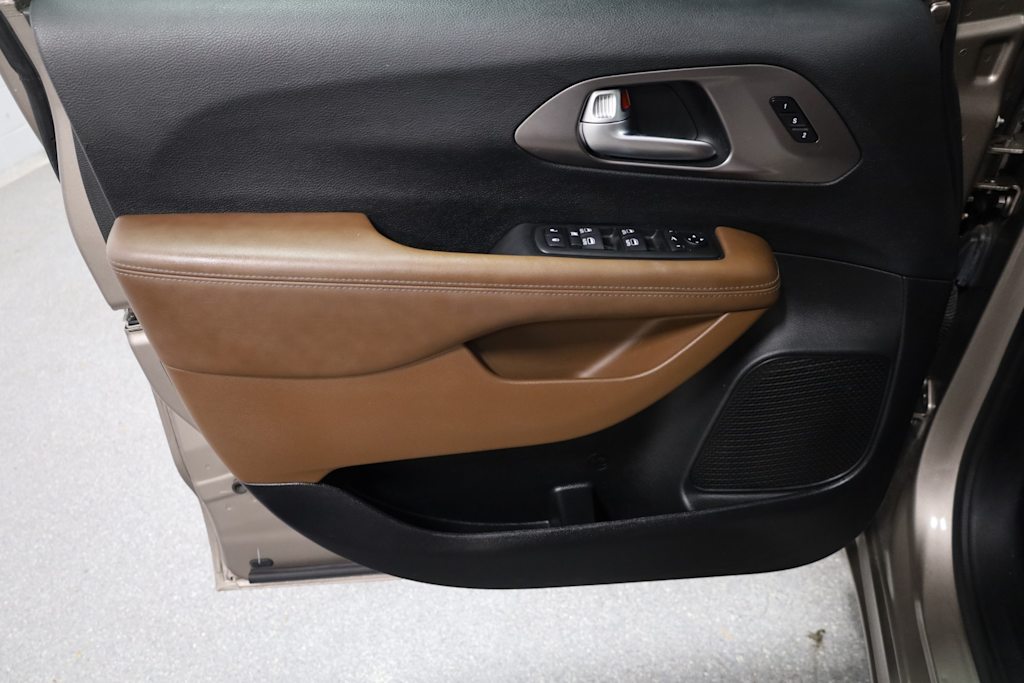 Thumbnail: 2018 Chrysler Pacifica - 26