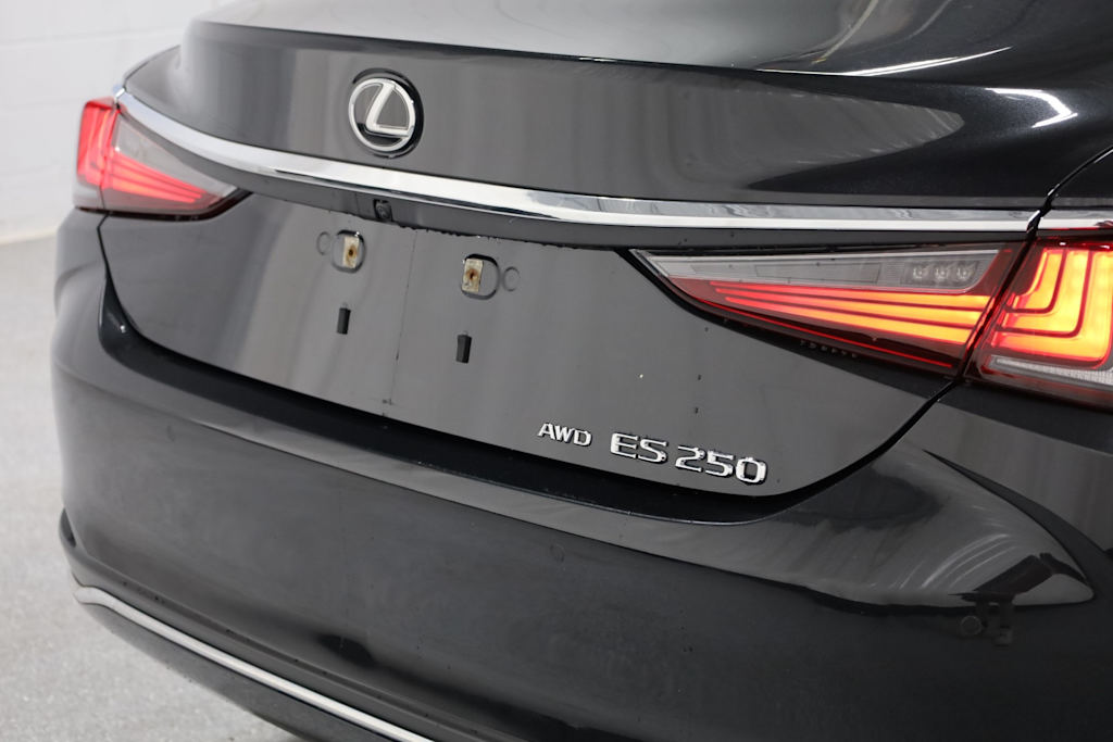 Thumbnail: 2023 Lexus ES - 21