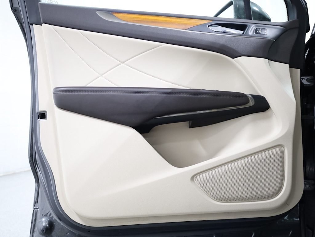 Thumbnail: 2017 Lincoln MKC - 26