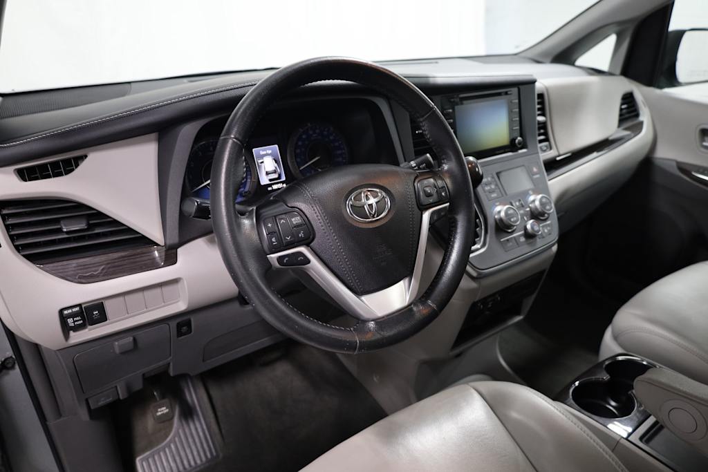 2019 Toyota Sienna XLE 2