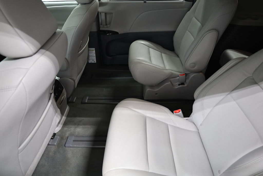 2019 Toyota Sienna XLE 34