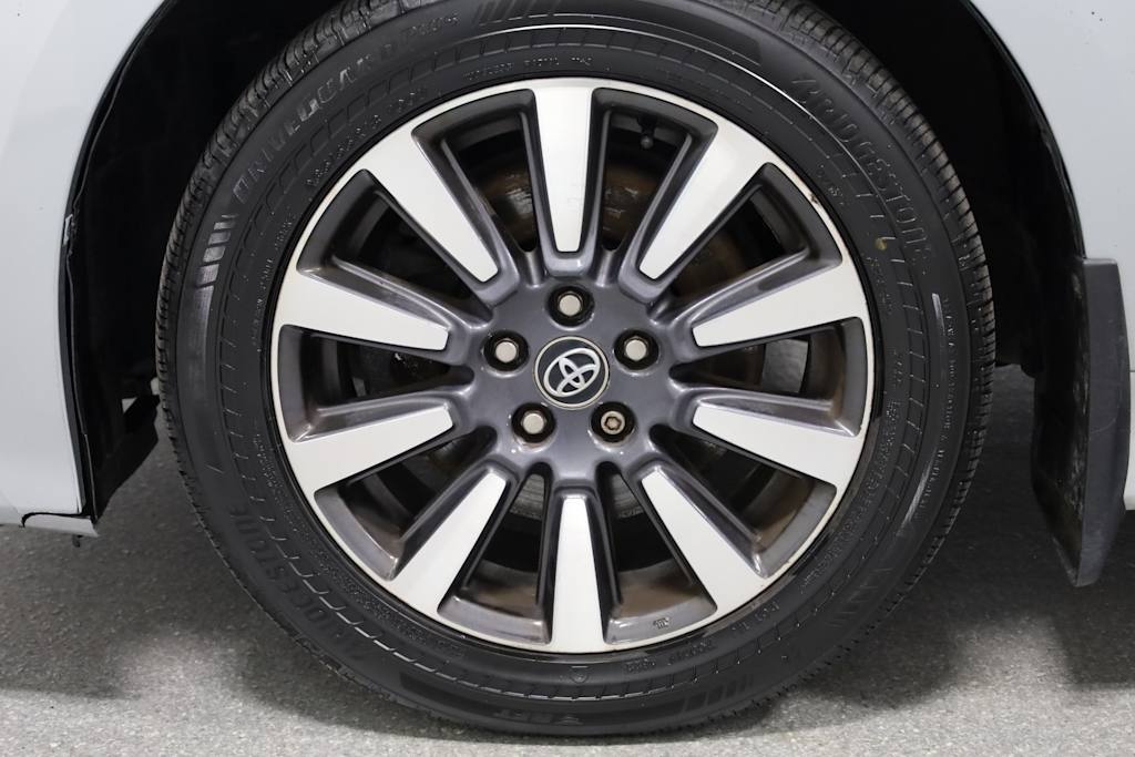 2019 Toyota Sienna XLE 38