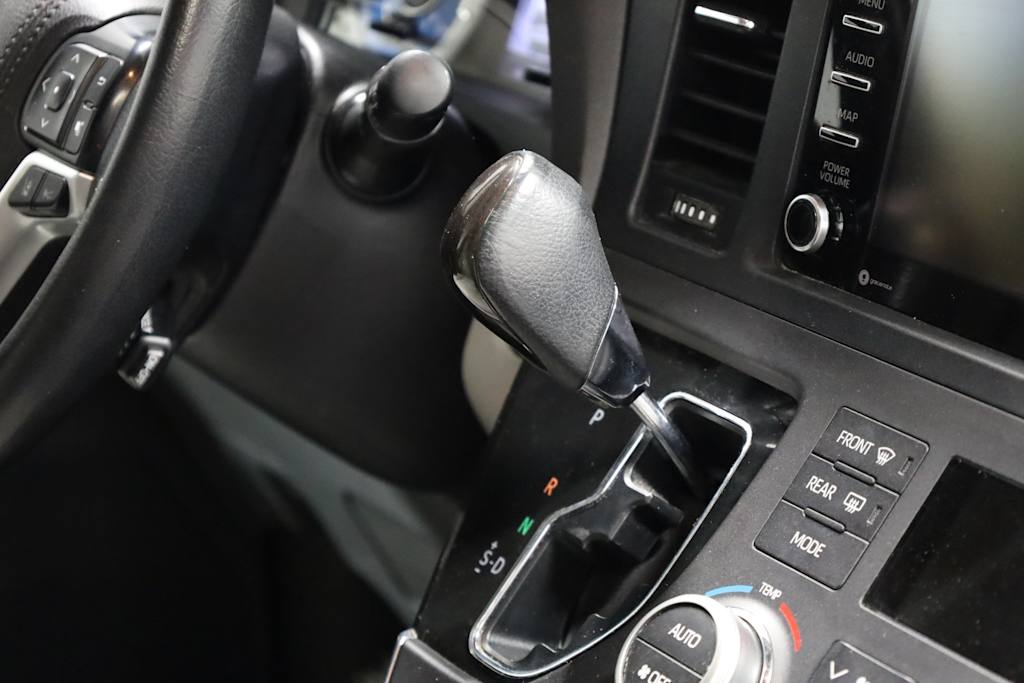 2019 Toyota Sienna XLE 13
