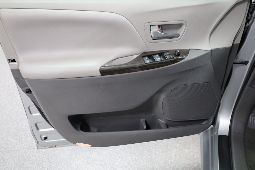 2019 Toyota Sienna XLE 26
