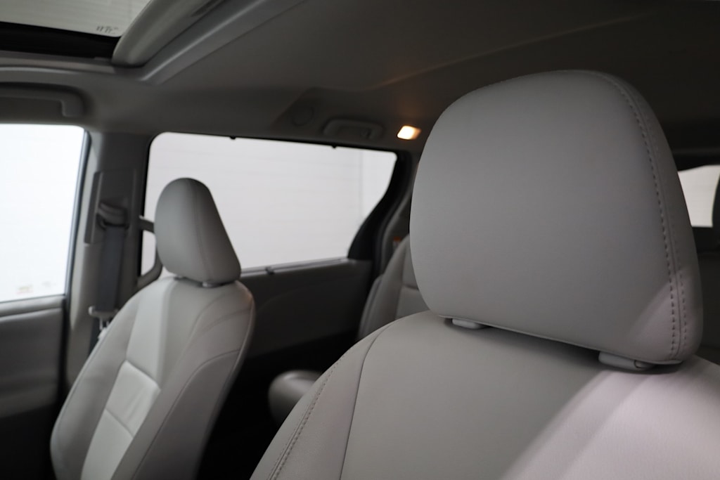 2019 Toyota Sienna XLE 12