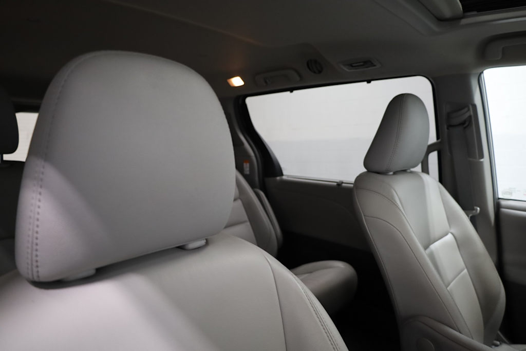 2019 Toyota Sienna XLE 28