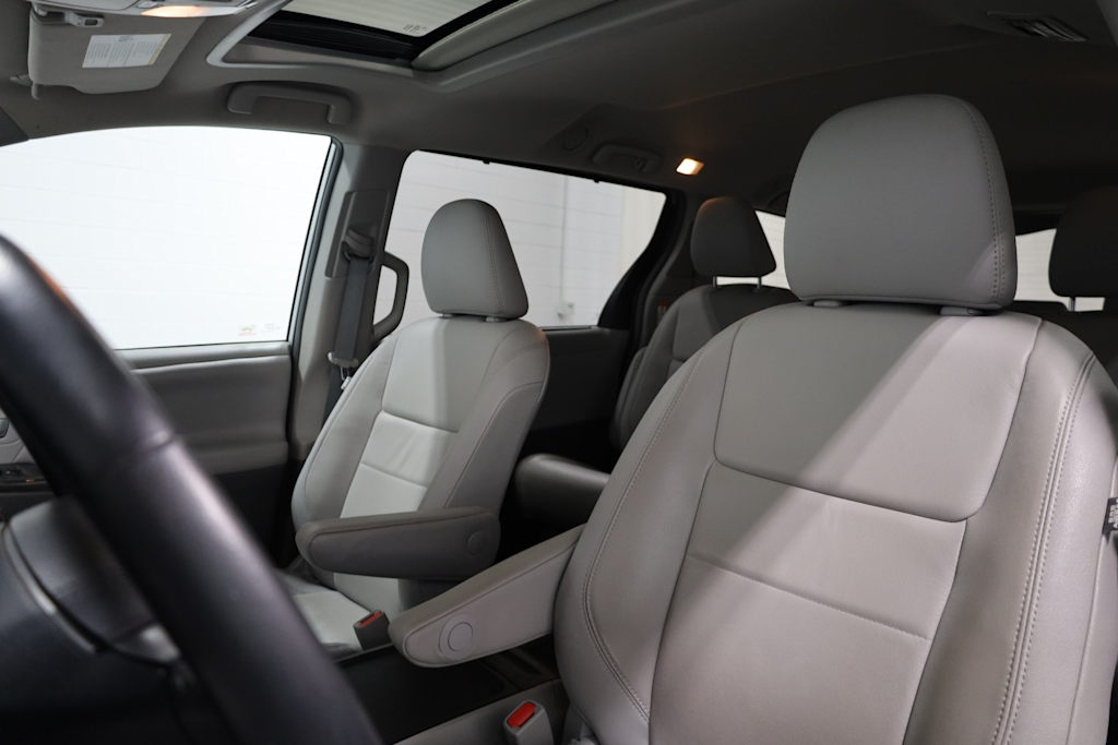 2019 Toyota Sienna XLE 11