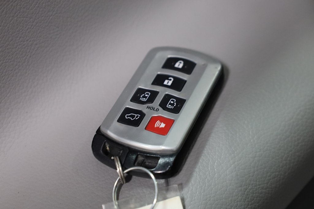 2019 Toyota Sienna XLE 19
