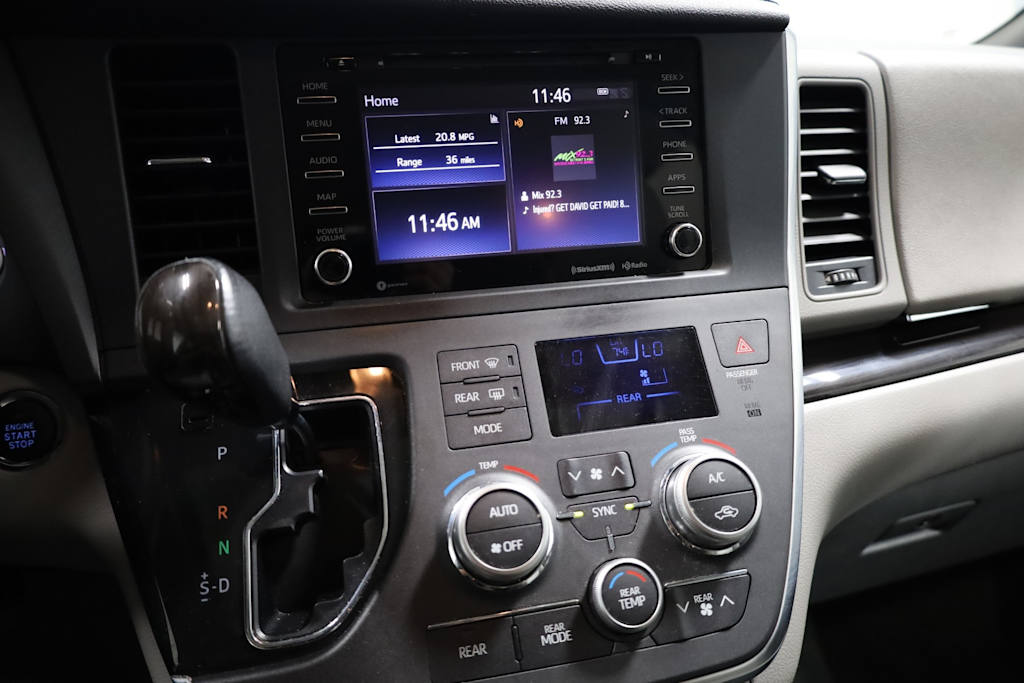 2019 Toyota Sienna XLE 16