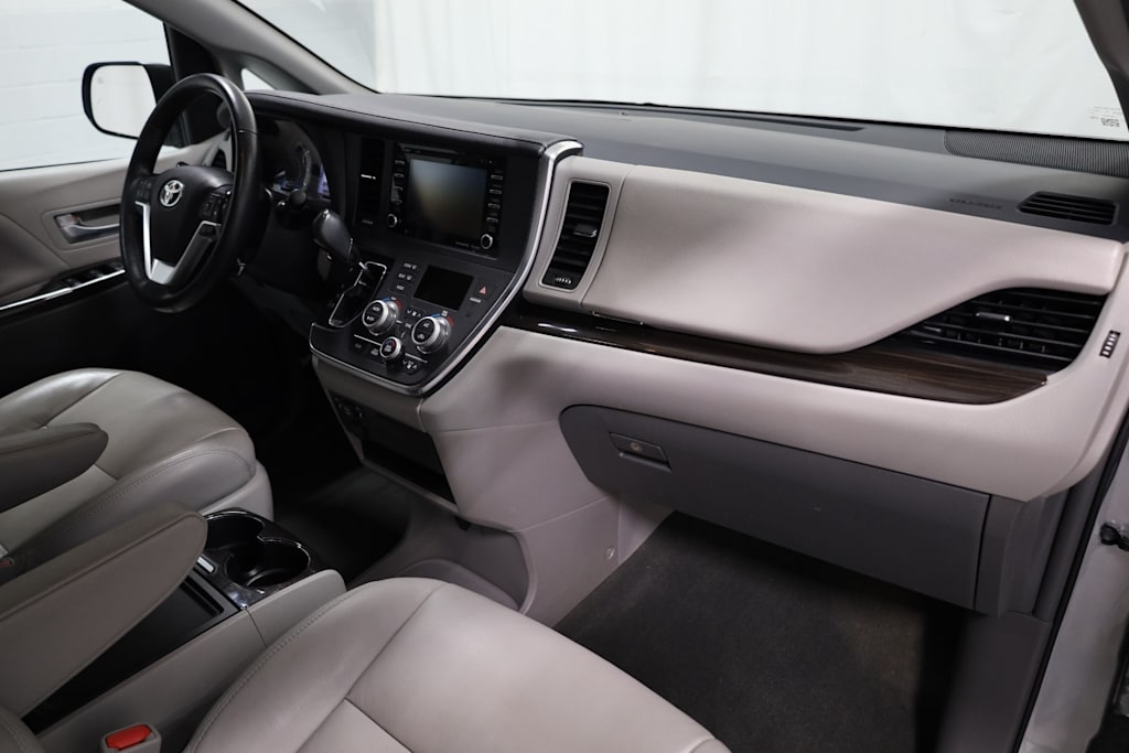 2019 Toyota Sienna XLE 10