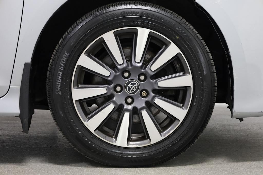 2019 Toyota Sienna XLE 24
