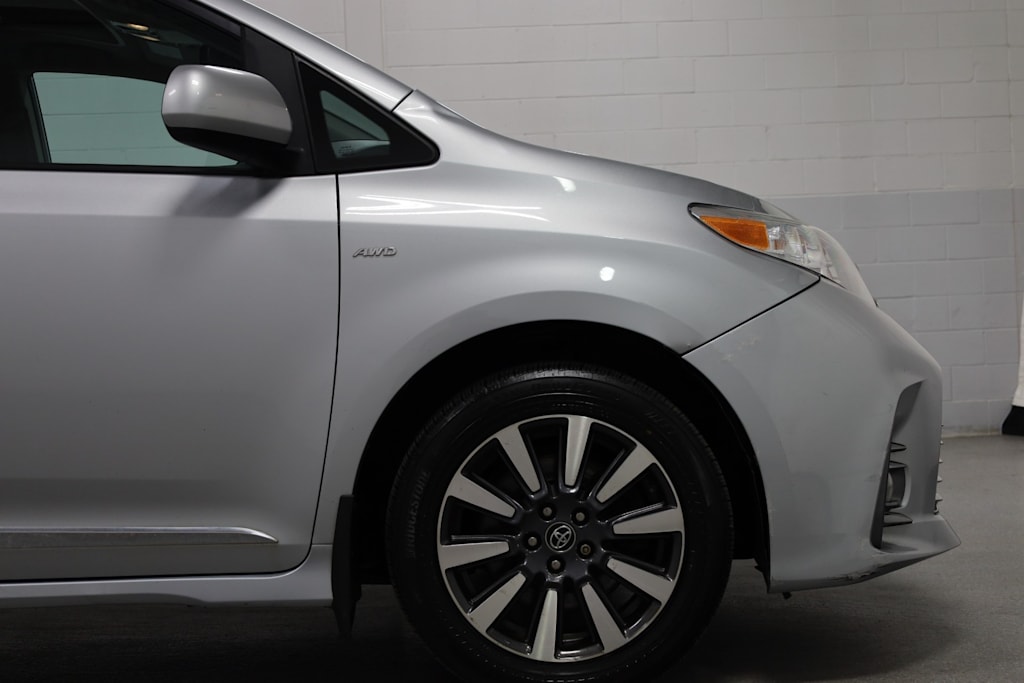 2019 Toyota Sienna XLE 8