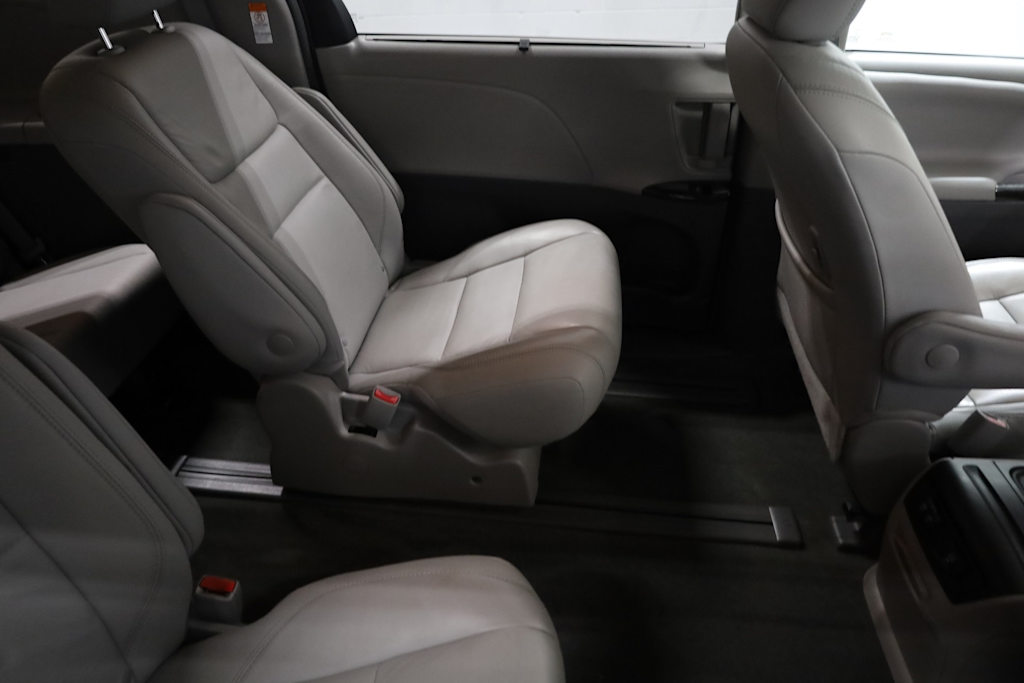 2019 Toyota Sienna XLE 35