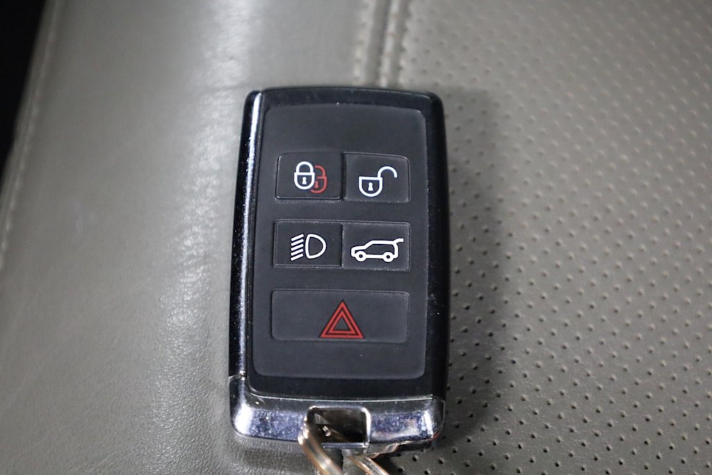 Thumbnail: 2020 Land Rover Defender - 18