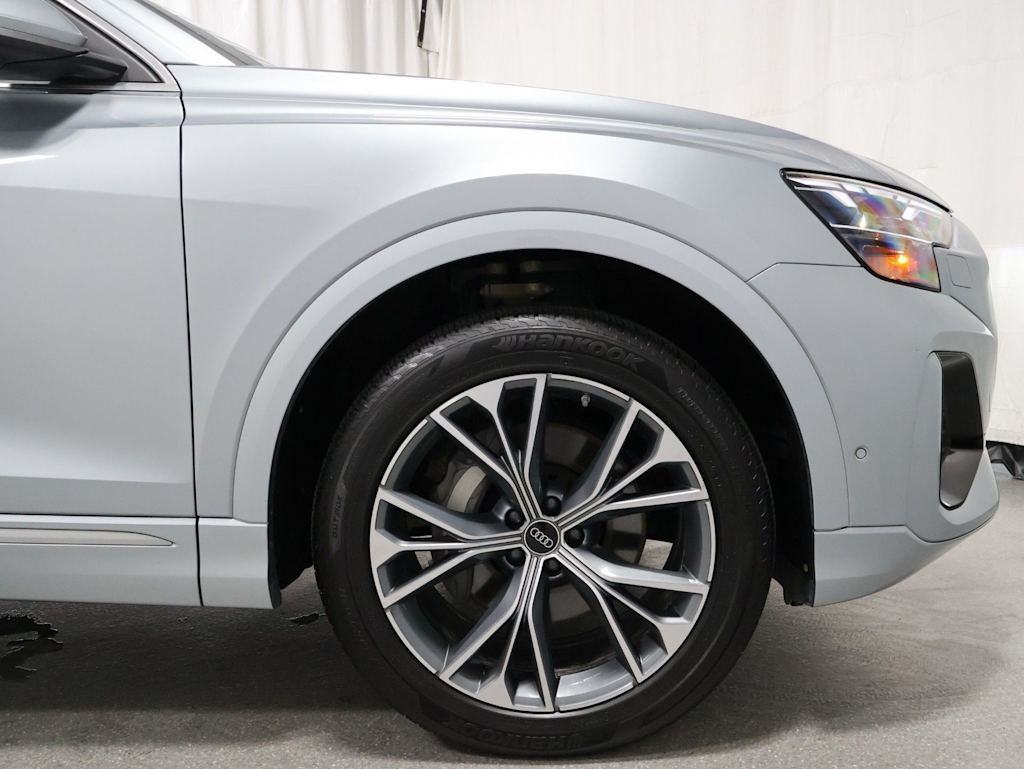 Thumbnail: 2025 Audi Q8 - 8