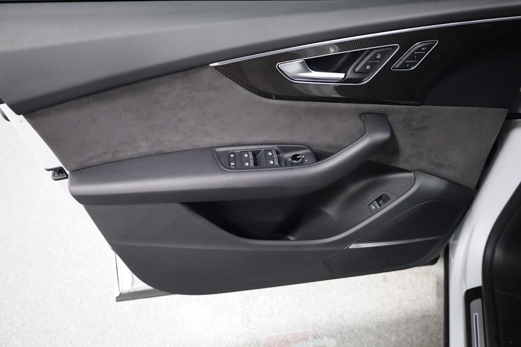 Thumbnail: 2020 Audi SQ8 - 24