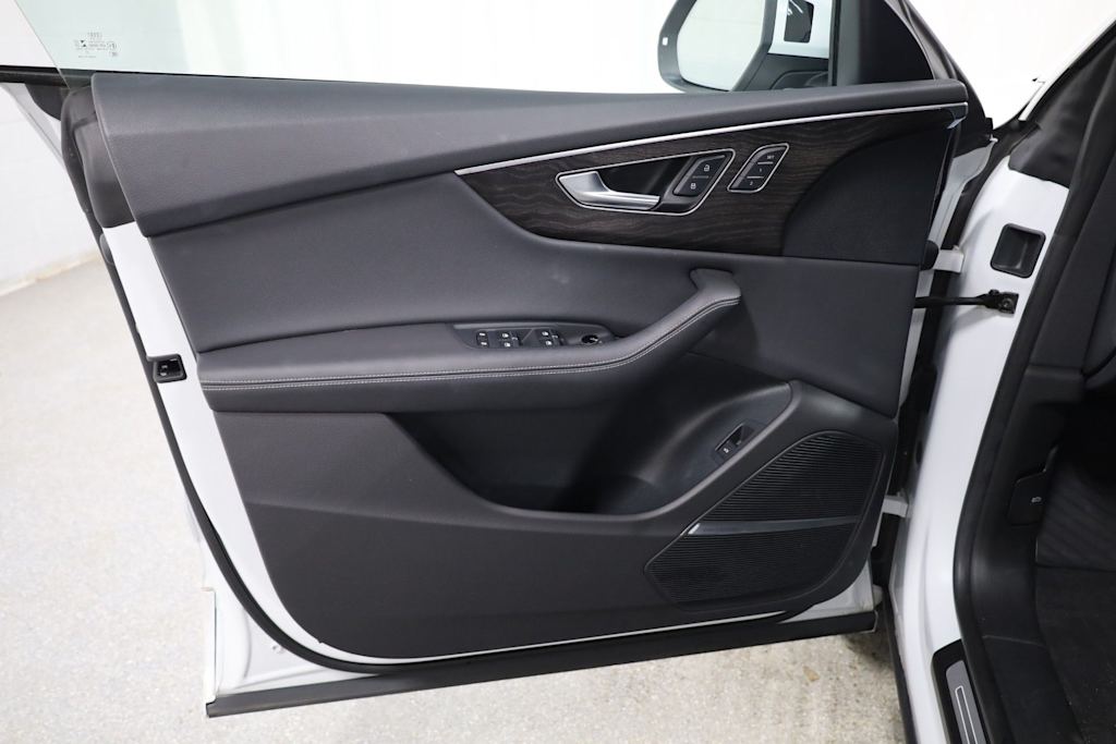 Thumbnail: 2023 Audi Q8 - 26