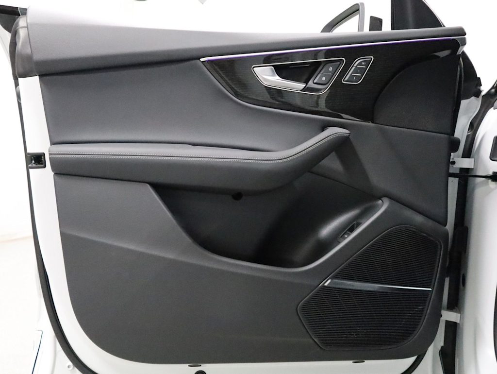 Thumbnail: 2026 Audi Q8 - 27