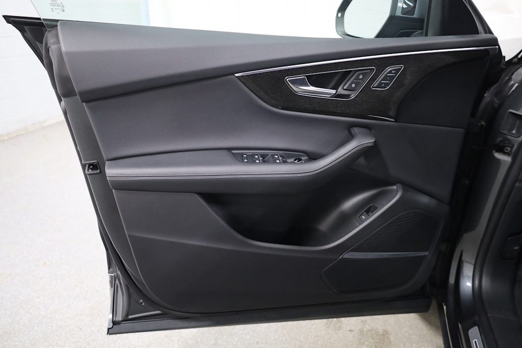 Thumbnail: 2023 Audi Q8 - 27