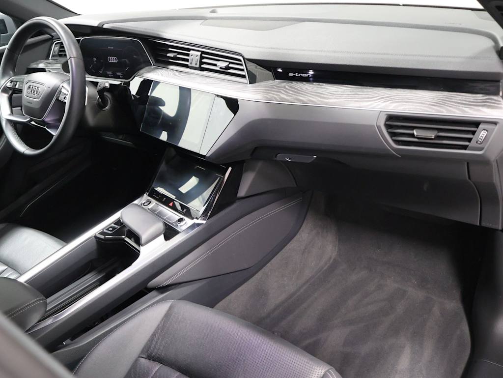 Thumbnail: 2023 Audi e-tron - 10