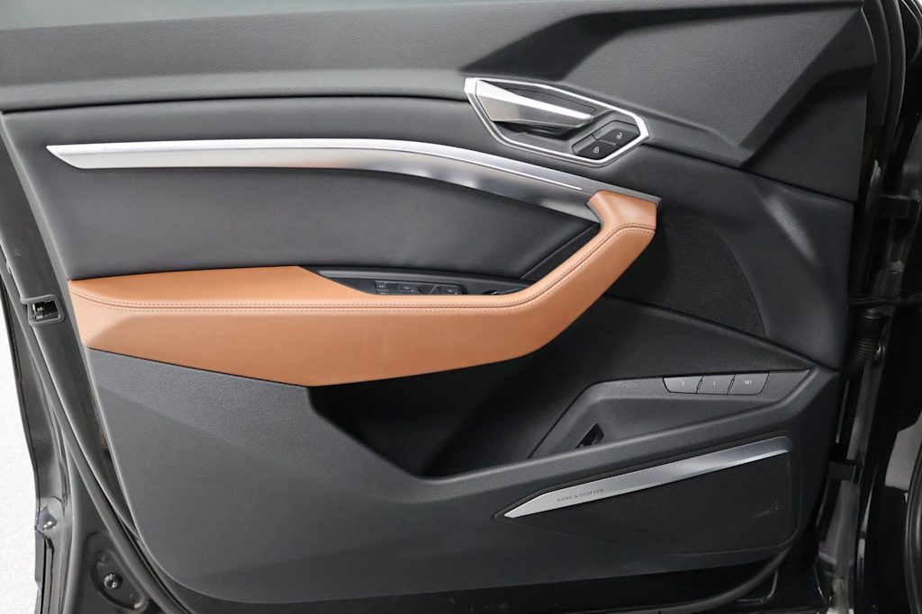 Thumbnail: 2023 Audi e-tron - 26