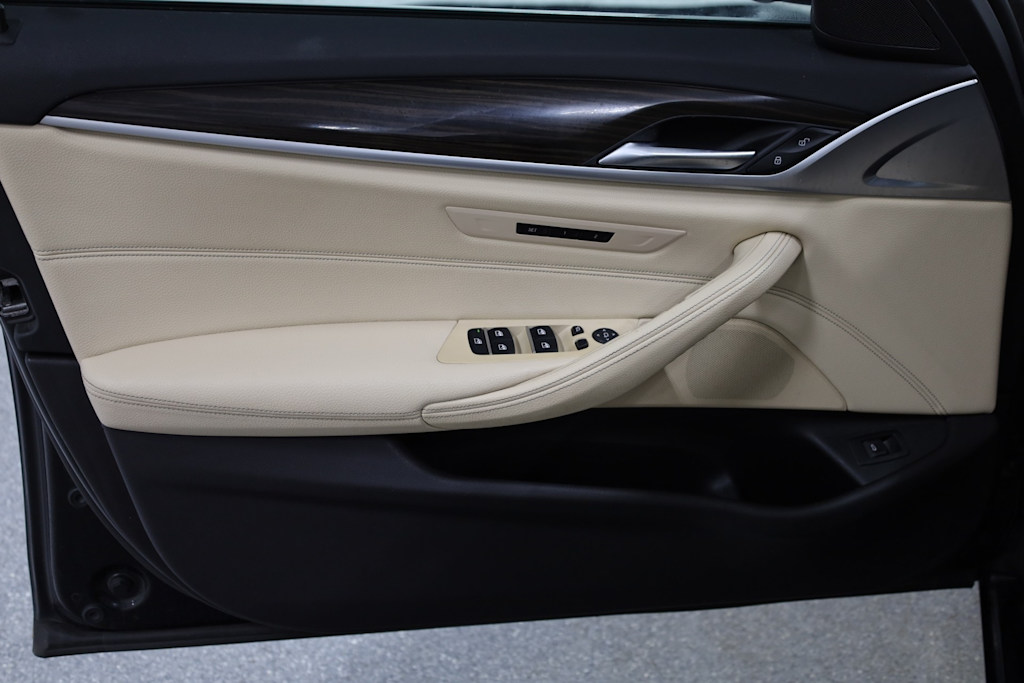 2019 BMW 5 Series 540i 25
