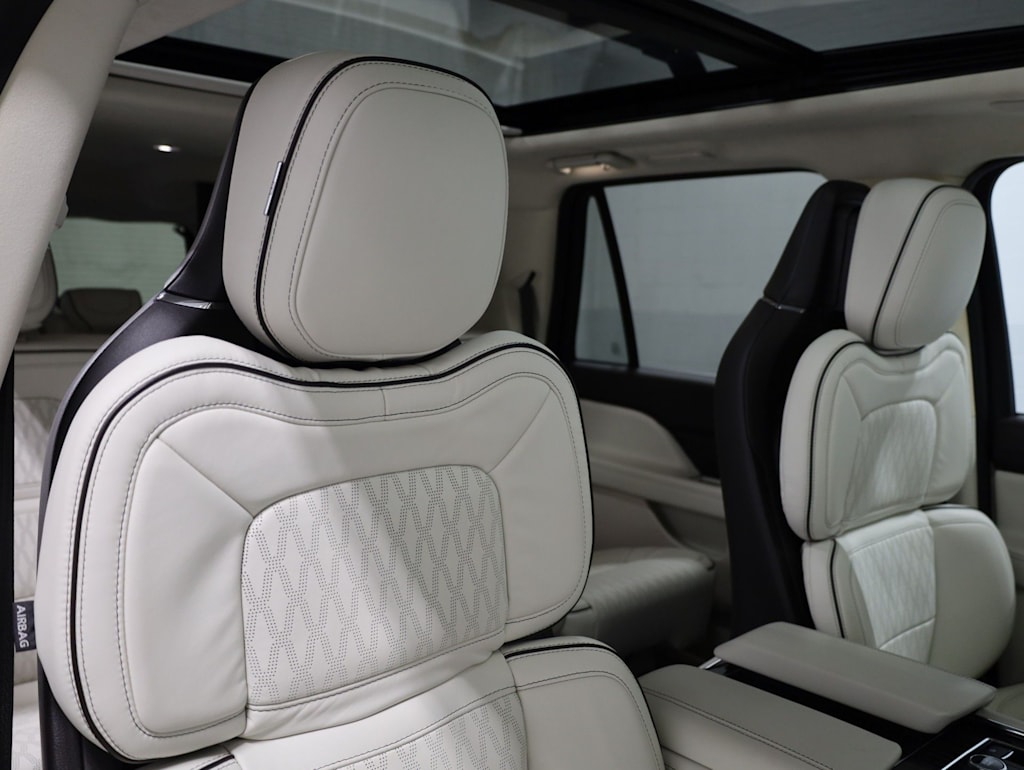 Thumbnail: 2023 Lincoln Navigator L - 29