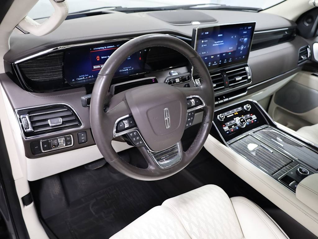 Thumbnail: 2023 Lincoln Navigator L - 2