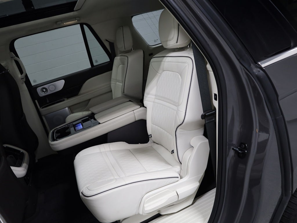 Thumbnail: 2023 Lincoln Navigator L - 15