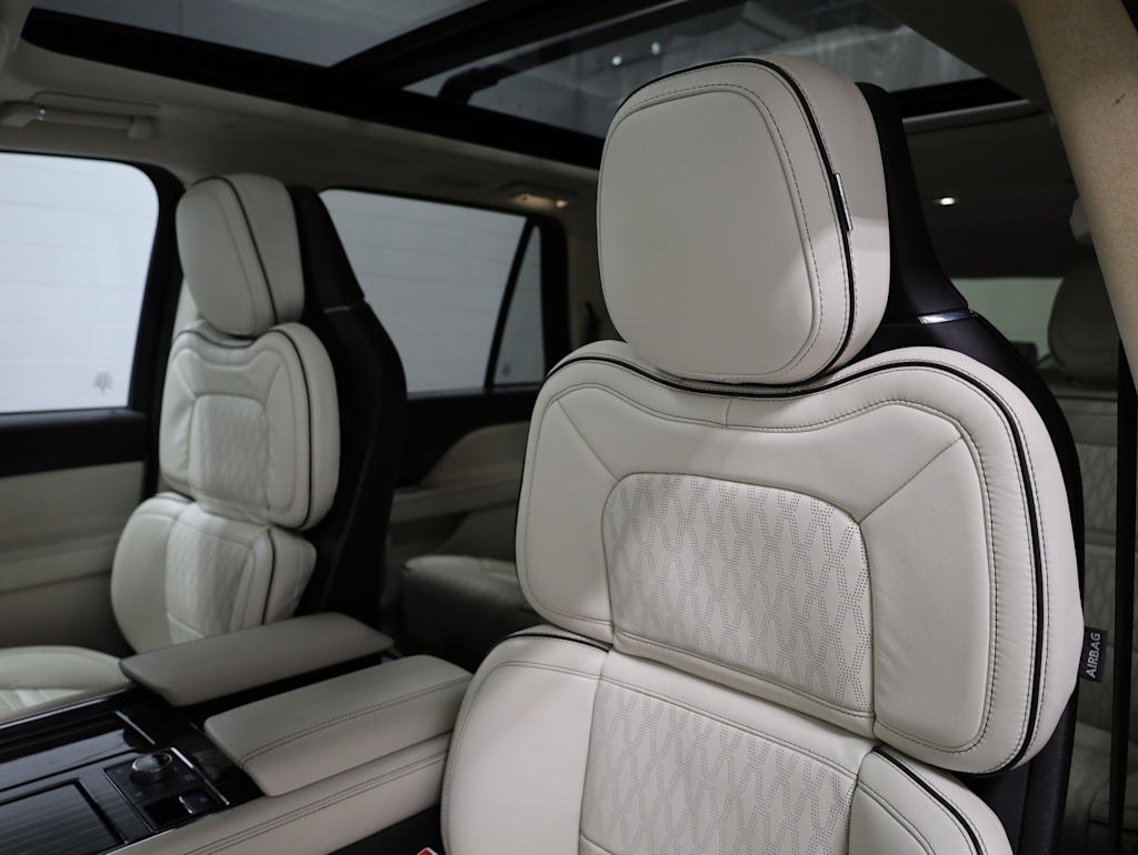 Thumbnail: 2023 Lincoln Navigator L - 11