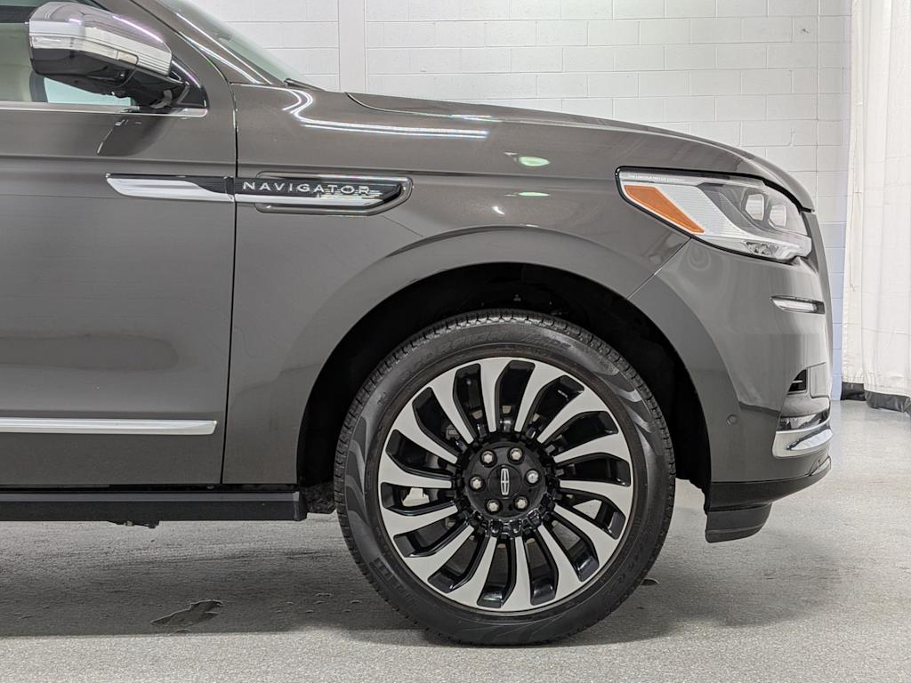 Thumbnail: 2023 Lincoln Navigator L - 7