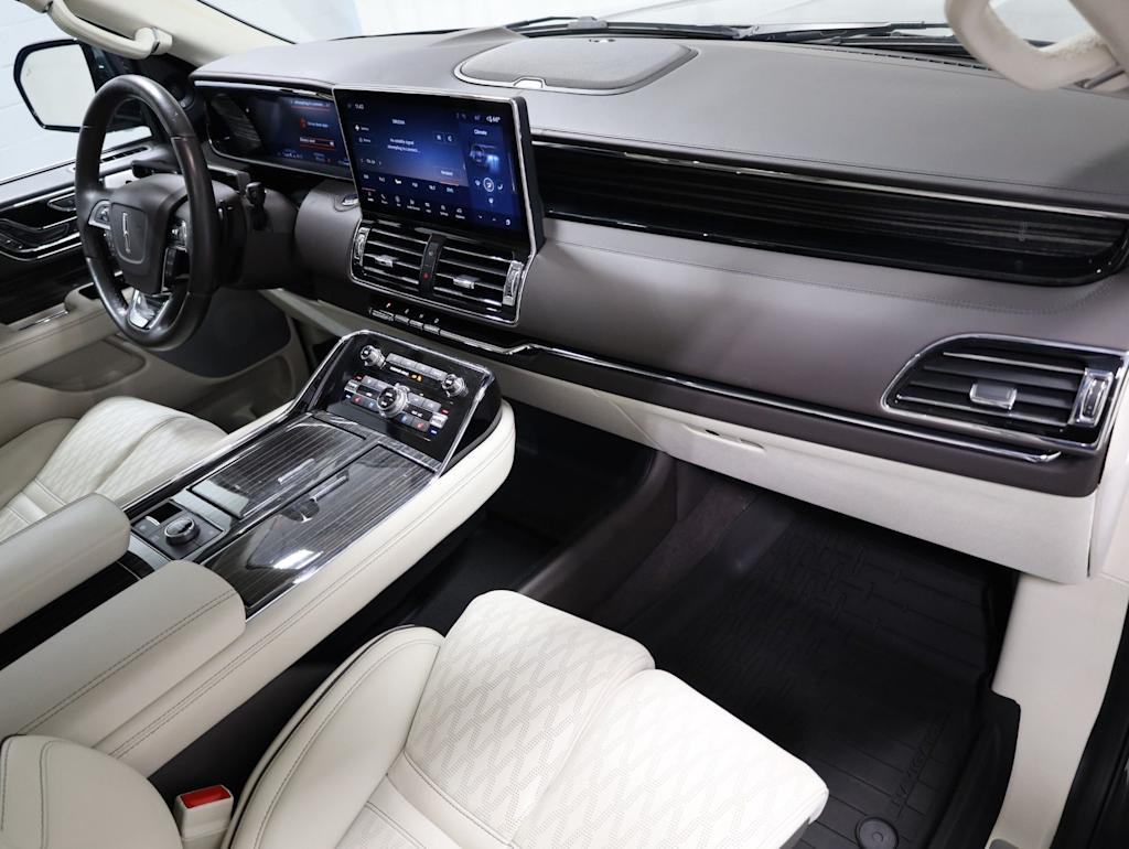 Thumbnail: 2023 Lincoln Navigator L - 9