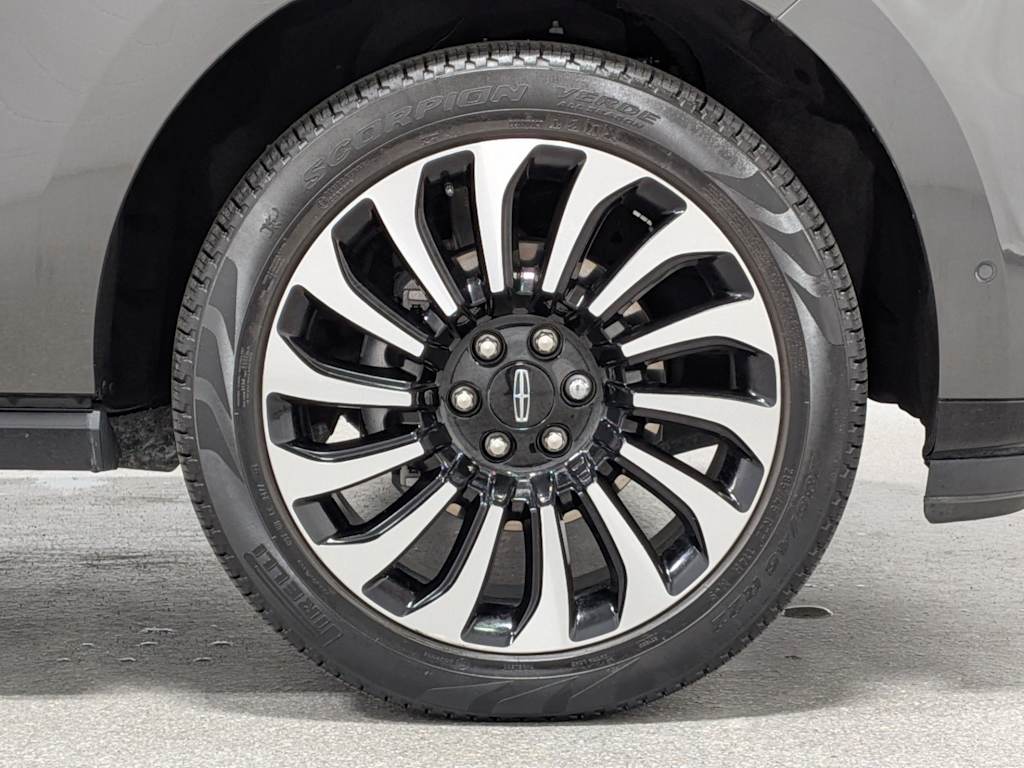 Thumbnail: 2023 Lincoln Navigator L - 22