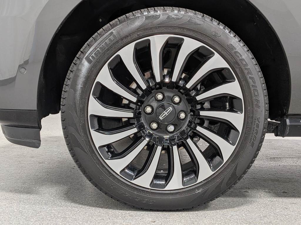 Thumbnail: 2023 Lincoln Navigator L - 42