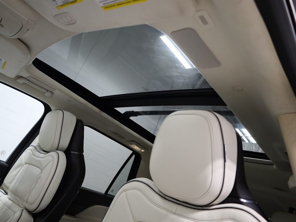 Thumbnail: 2023 Lincoln Navigator L - 27