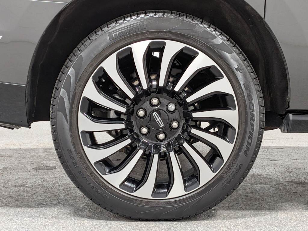 Thumbnail: 2023 Lincoln Navigator L - 40