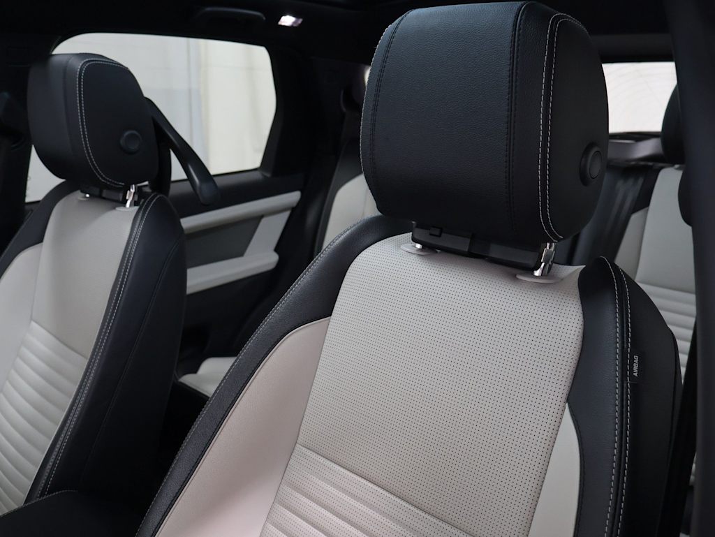 Thumbnail: 2022 Land Rover Discovery Sport - 11
