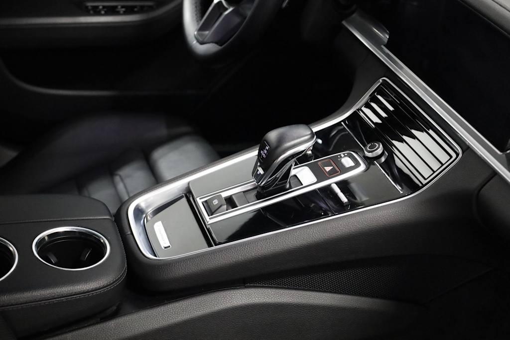 Thumbnail: 2018 Porsche Panamera - 16