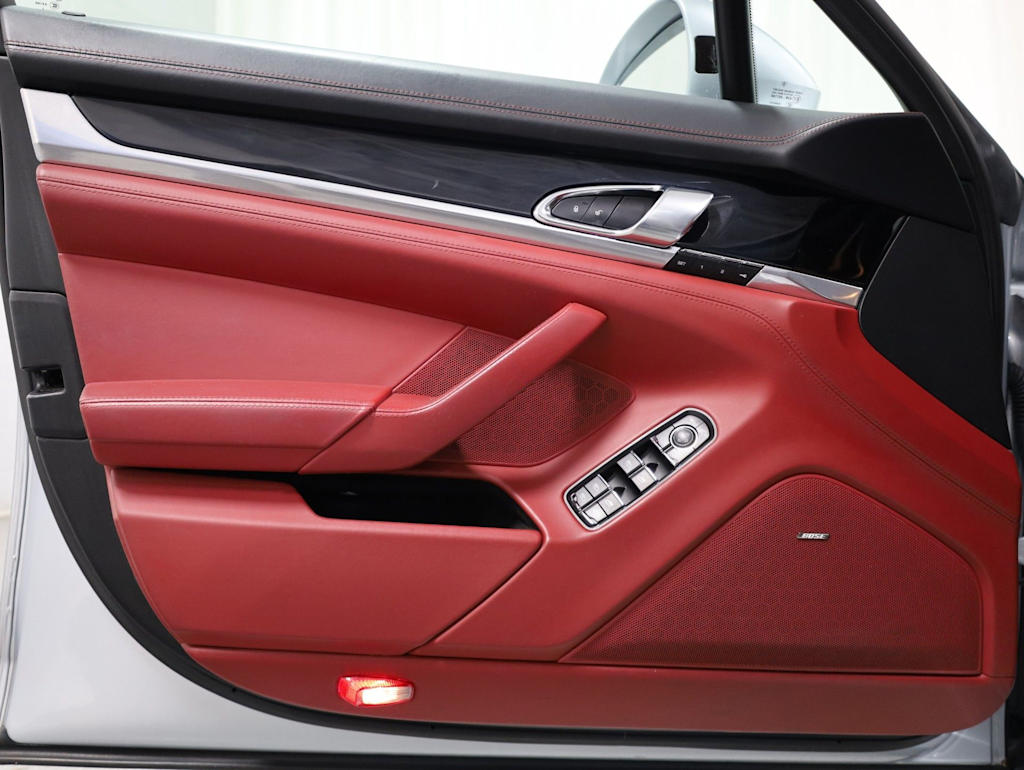 Thumbnail: 2016 Porsche Panamera - 26