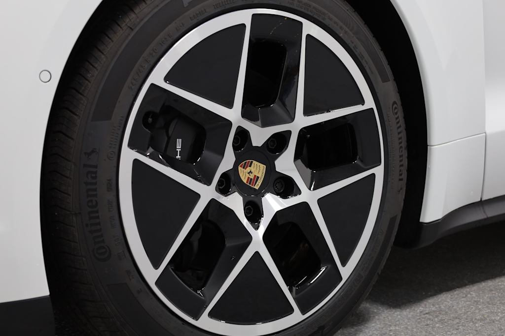 Thumbnail: 2025 Porsche Taycan - 36