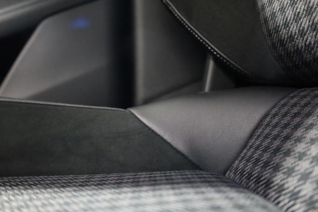 Thumbnail: 2025 Porsche Taycan - 21