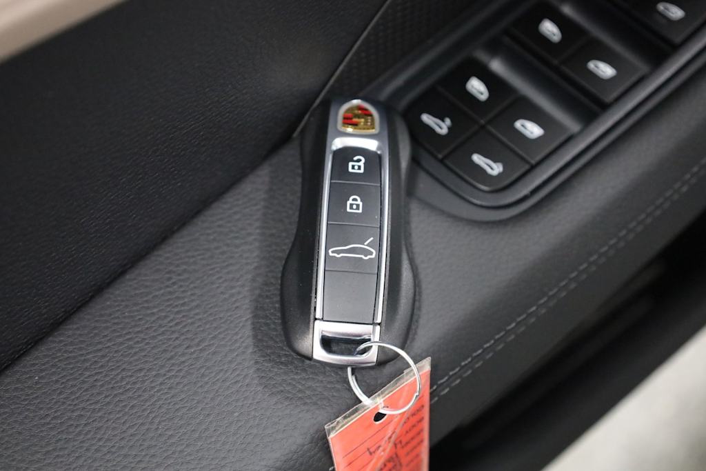 Thumbnail: 2025 Porsche Panamera - 20