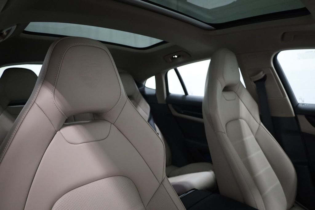 Thumbnail: 2025 Porsche Panamera - 30