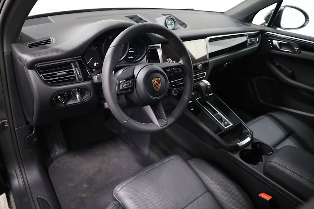Thumbnail: 2026 Porsche Macan - 2